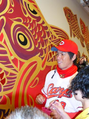 マツダスタジアムの壁に描かれたコイを見て笑顔の広島・前田健
