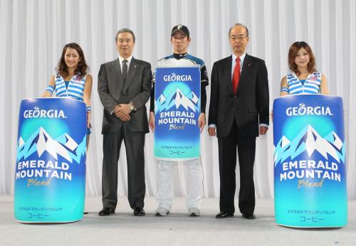 ジョージア魂賞の表彰式で記念撮影する（左２人目から）山田久志氏、日本ハム・吉川、北海道コカ・コーラボトリングの佐々木康行常務取締役