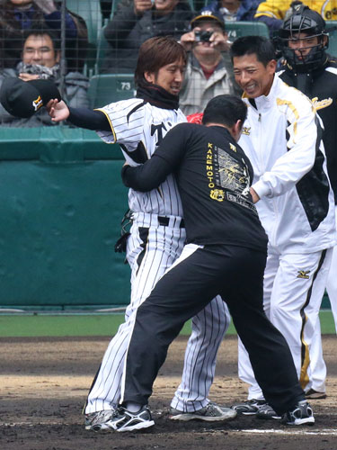 本塁打の金本氏（左から２人目）のホームインを阻止する藤川（左）と矢野氏