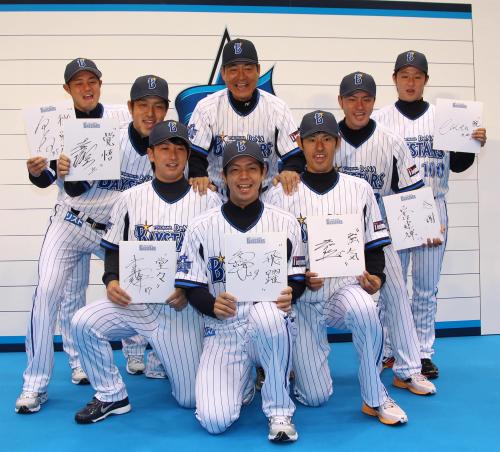 ＤｅＮＡ・中畑監督を中心に笑顔の新入団選手（左から）宮崎、赤堀、三嶋、白崎、井納、安部、今井