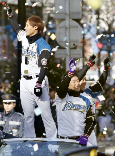 パ・リーグ優勝パレードで、沿道のファンに手を振る（左から）日本ハム・田中、栗山監督ら