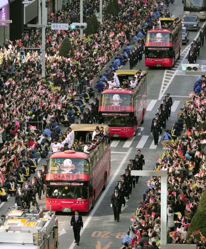 ３年ぶりの日本一に輝いた巨人の優勝パレード