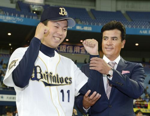 オリックスの新入団発表でポーズをとる松葉貴大投手（左）と森脇浩司監督