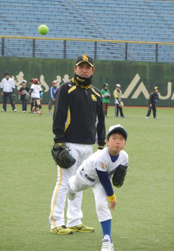 長崎県営野球場で行われた野球教室。キャッチボールの指導をするソフトバンク・大隣