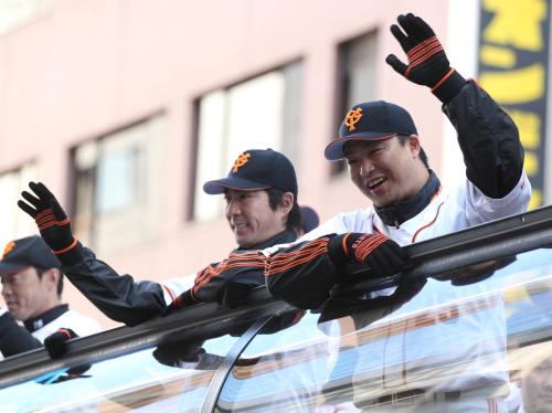 日本一優勝パレードで手を振り声援に応える巨人の村田（右）と小笠原