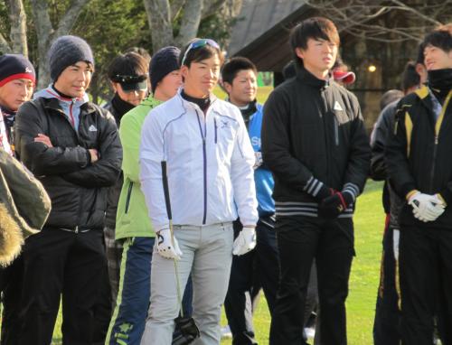 選手会納会ゴルフに参加した斎藤（前列中央）