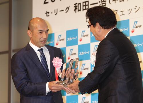 中日・和田（左）は侍ジャパンの山本監督からトロフィーを贈られる