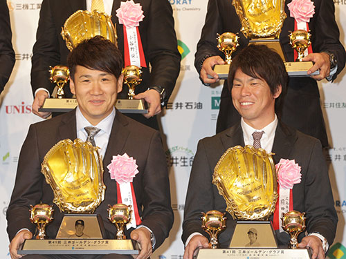 ＜三井ゴールデン・グラブ賞　表彰式＞田中将大（左）と前田健太は記念撮影中も言葉をかわしながら満面の笑みを浮かべる