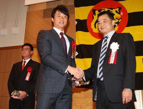 阪神・新井良（中）と加藤（左）は川藤ＯＢ会長から表彰される