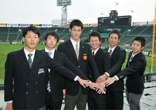 甲子園球場の施設などを見学に訪れた、大阪桐蔭高の藤浪晋太郎投手（左から３人目）ら阪神の新入団選手