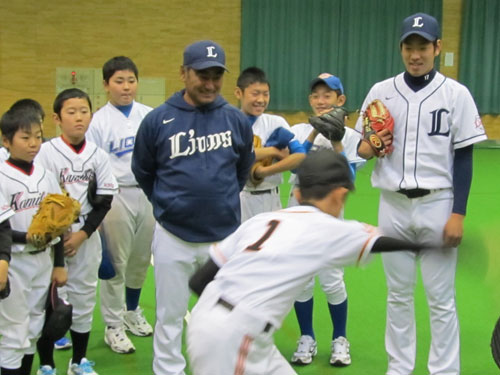 青森・七戸町で行われた野球教室で、少年のフォームチェックをする西武の菊池（右端）