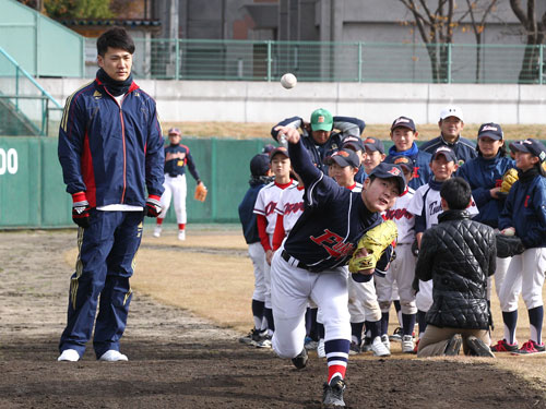 福島で行われた野球教室で、熱心に子供たちを指導する楽天・田中