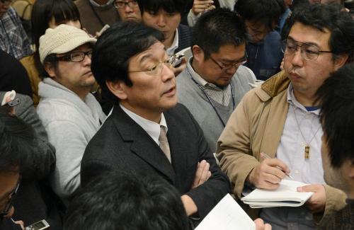 花巻東高の大谷翔平投手との交渉を終え、記者に囲まれる日本ハムの栗山監督
