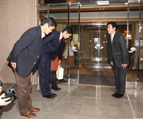 交渉を終え帰路に就く日本ハム・栗山監督(右）は（左から）父・徹さん、大谷、母・加代子さんにあいさつ