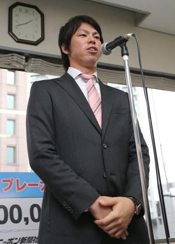 スーパープレー大賞を受賞し、スピーチする前田健