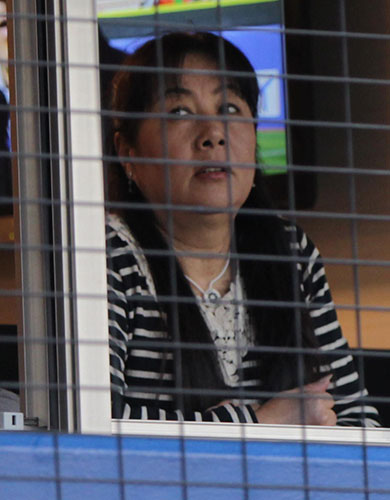 今年４月、横浜スタジアムで中日戦を観戦する仁美さん