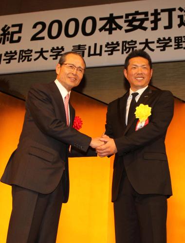 ２０００本安打達成祝賀会で祝福に駆け付けたソフトバンク・王会長（左）と握手をかわす小久保氏