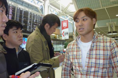 海外ＦＡ権を行使して大リーグ移籍を目指し、渡米する田中賢介内野手