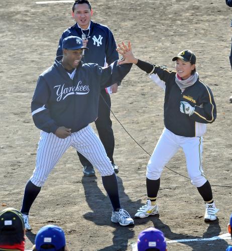 大阪・益田詩歩（右）と手の大きさを比べるヤンキース・グランダーソン