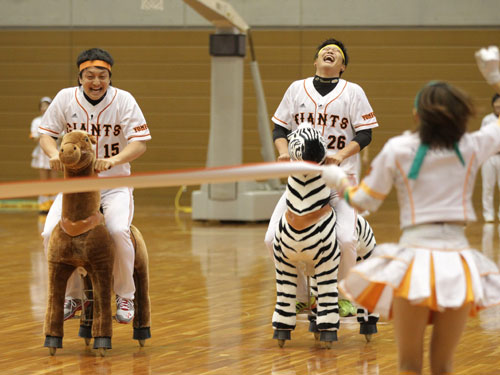 福島大運動会で巨人の沢村（左）と内海はチビッ子たちの声援を受けながらゲームを楽しむ
