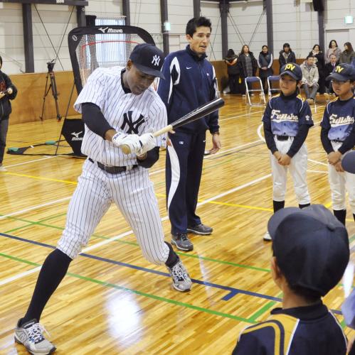 野球教室で子どもたちに打撃を教えるヤンキースのグランダーソン外野手