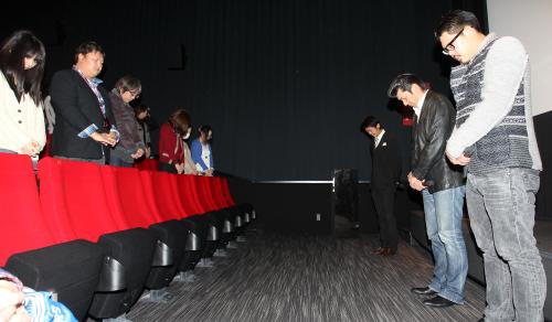 イベント前、上映会に訪れたファンと共に中畑監督の妻・仁美さんに黙とうをささげるＤｅＮＡの三浦と山口