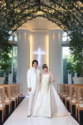 結婚披露宴を行った広島・前田健（左）と早穂夫人