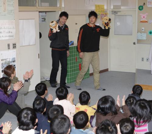 小山（左）と内海が陸前高田市の小学校を突然訪問、子供たちは大喜び