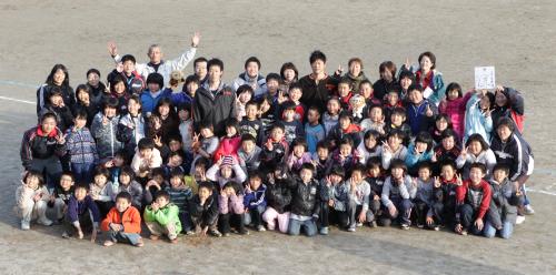 陸前高田市の小学校の生徒たちが内海、小山との記念撮影