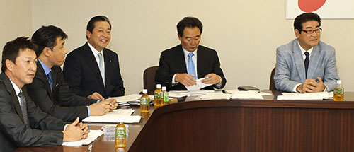 スタッフ会議に出席する（右から）山本監督、東尾コーチら