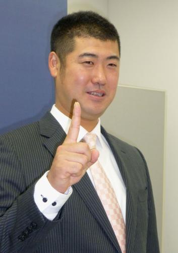 年俸１億円でサインし、指を立てポーズをとる広島の大竹寛投手