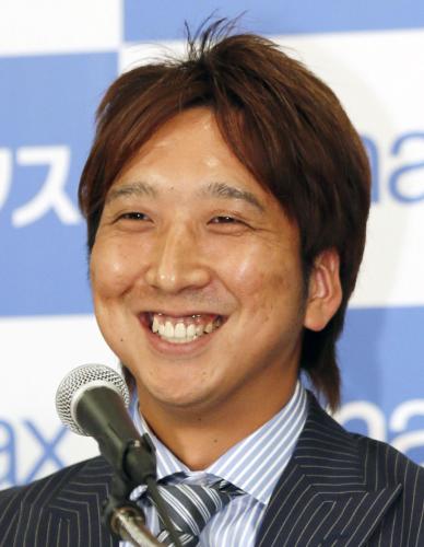 記者会見で笑顔を見せる、カブス入団が決まった藤川球児投手