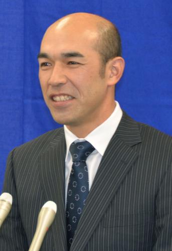契約更改交渉を終え、記者会見する中日の和田