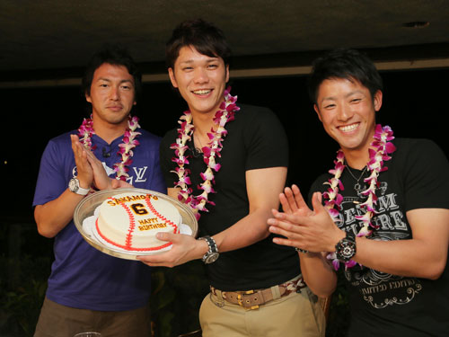 長野（左）、藤村（右）が祝福する中、バースデーケーキを手に笑顔の巨人・坂本