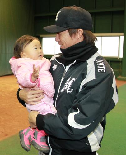 野球教室で保護者が連れた赤ちゃんがむずがると優しく抱き上げるロッテ・益田