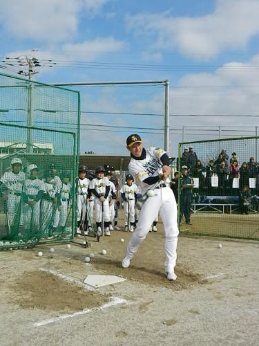 野球教室に参加したソフトバンク・内川は、地元福岡の子供たちの前で５年連続３割超えの打撃を披露
