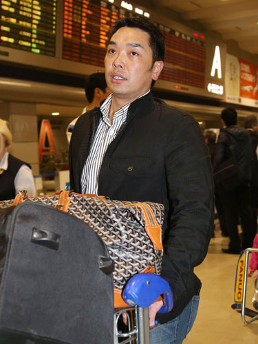 優勝旅行先のハワイから帰国した巨人・阿部。年俸５億７０００万円で更改することが判明した
