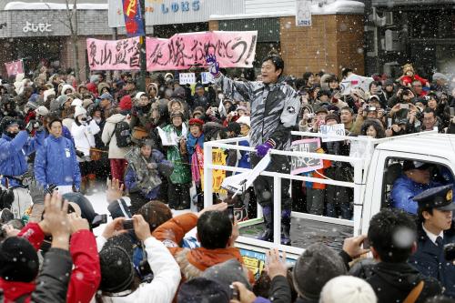 北海道栗山町で行われた優勝パレードでファンの声援に応える日本ハム・栗山監督