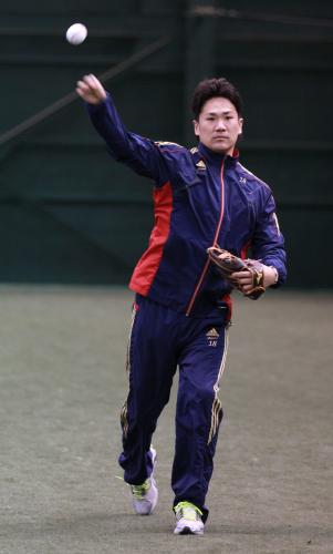 更改を終えた田中はＷＢＣ公式球を手にキャッチボール