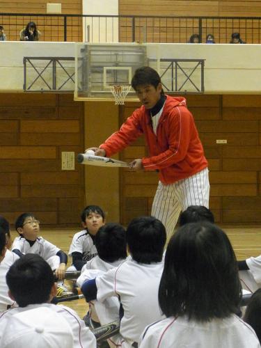 北海道八雲町で野球教室を行った日本ハム・稲葉