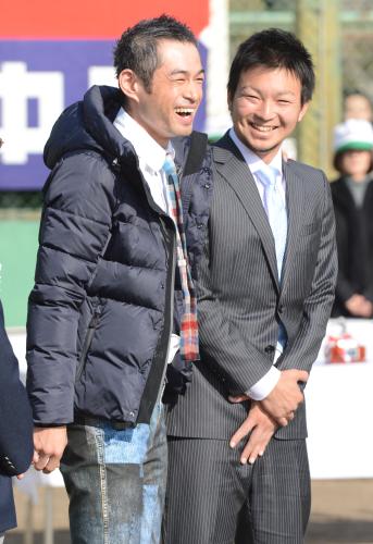 少年時代にイチロー杯で活躍した中日・田島（右）も閉会式に出席。イチローと談笑する