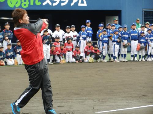 野球教室で徳島の子供たちに手本を見せるソフトバンク・松田