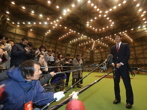 札幌の屋内練習場で報道陣の質問に答える大谷