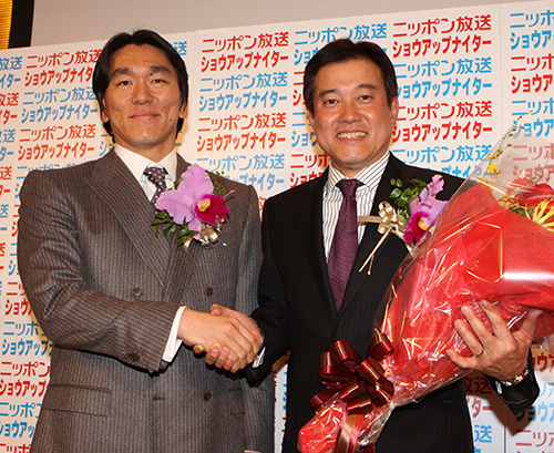 ２００８年１２月、松井から花束を贈られ、激励を受ける原監督