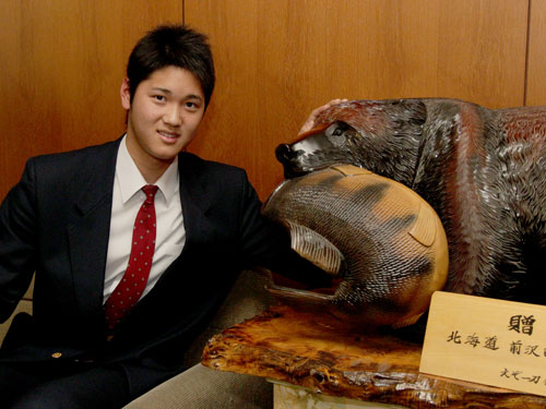 日本ハム・大谷は岩手県奥州市役所を表敬訪問し熊の像をなでる