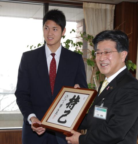日本ハムに入団した大谷（左）が小沢・奥州市長から色紙を贈られる