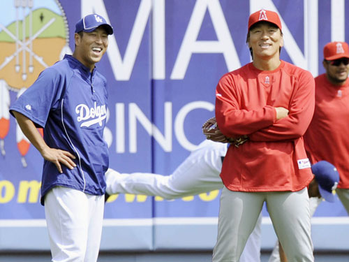 １０年、試合前に談笑するドジャース・黒田（左）とエンゼルス・松井
