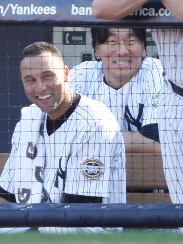 ０９年ヤンキース時代にジーター（左）と談笑する松井