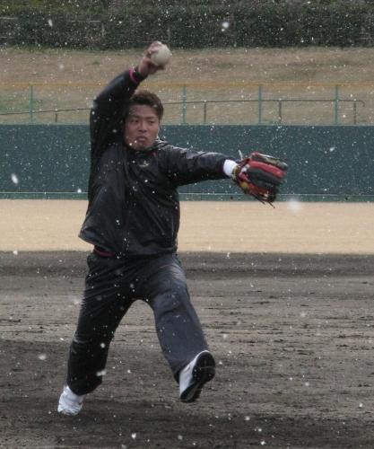 宇和島の後援会のメンバーとのソフトボールの試合で投手を務めた岩村