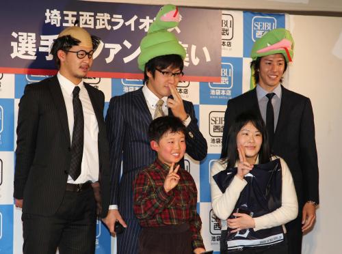 ファンとの交流イベントで使用したかぶり物を付けたまま記念撮影をする（左から）浅村、牧田、岸